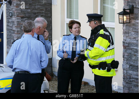 Garda-Kommissarin Noirin O'Sullivan (zweite rechts) trifft den lokalen Gardai, als sie den Ort der Schießerei in Omeath, Co Louth, besucht, wo ein mutmaßlicher Dissident-Republikaner einen Polizisten ermordete und eine Frau schoss, bevor er die Waffe auf sich selbst drehte. Stockfoto