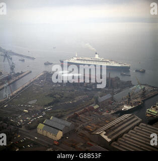 Luftaufnahme des neuen Cunard-Ozeanliners QEII (Queen Elizabeth 2), als sie nach ihrer 13 Meilen langen Fahrt vom Ausbaubecken bei Clydebank am Greenock-Trockendock ankommt. Stockfoto