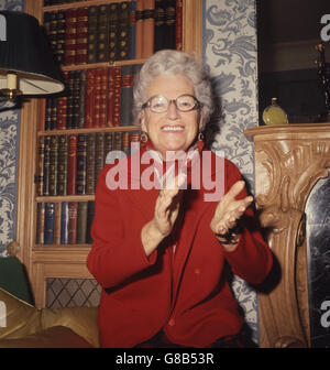 Die viel liebte 'Lassie from Lancashire', Gracie Fields, britische Entertainerin, geboren in Rochdale, und die jetzt auf der Insel Capri lebt, abgebildet in ihrem Londoner Hotel. Gracie ist hier auf einem Besuch, während dessen sie gebucht wird, um im Batley's Variety Club, West Yorkshire zu erscheinen. Stockfoto