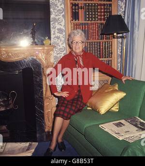 Die viel liebte 'Lassie from Lancashire', Gracie Fields, britische Entertainerin, geboren in Rochdale, und die jetzt auf der Insel Capri lebt, abgebildet in ihrem Londoner Hotel. Gracie ist hier auf einem Besuch, während dessen sie gebucht wird, um im Batley's Variety Club, West Yorkshire zu erscheinen. Stockfoto
