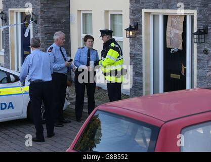 Garda-Kommissarin Noirin O'Sullivan (rechts) trifft den lokalen Gardai, als sie den Ort einer Schießerei in Omeath, Co Louth, besucht, wo ein mutmaßlicher Dissident-Republikaner einen Polizisten ermordete und eine Frau schoss, bevor er die Waffe auf sich selbst drehte. Stockfoto