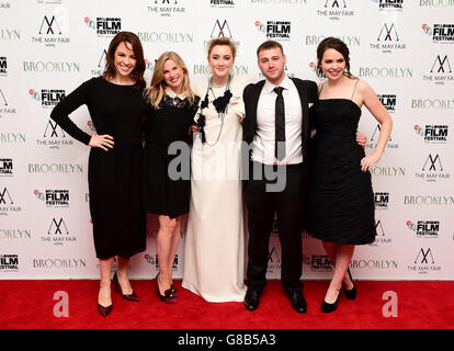 (L-R) Eve Macklin, Eva Birthistle, Saoirse Ronan, Emory Cohen und Eileen O'Higgins bei der offiziellen Vorführung von Brooklyn während des 59. BFI London Film Festival im Odeon Leicester Square, London. DRÜCKEN Sie VERBANDSFOTO. Siehe PA Story SHOWBIZ Brooklyn. Bilddatum: Montag, 12. Oktober 2015. Bildnachweis sollte lauten: Ian West/PA Wire Stockfoto