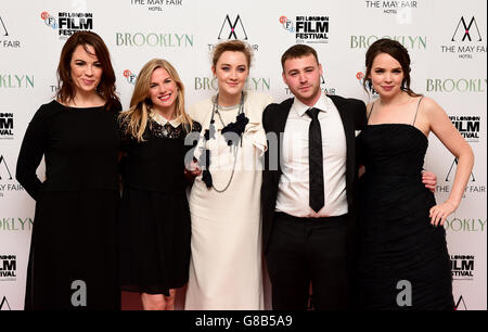 (L-R) Eve Macklin, Eva Birthistle, Saoirse Ronan, Emory Cohen und Eileen O'Higgins bei der offiziellen Vorführung von Brooklyn während des 59. BFI London Film Festival im Odeon Leicester Square, London. DRÜCKEN Sie VERBANDSFOTO. Siehe PA Story SHOWBIZ Brooklyn. Bilddatum: Montag, 12. Oktober 2015. Bildnachweis sollte lauten: Ian West/PA Wire Stockfoto