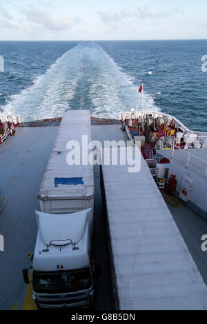 Frieght LKW an Bord einer Fähre über den Kanal Engliish Segeln Stockfoto