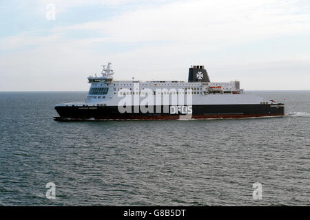 DFDS Auto Fähre Segeln über den Ärmelkanal Stockfoto