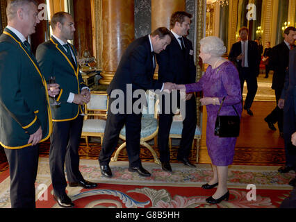 Queen Elizabeth II trifft den neuseeländischen Rugby Union-Cheftrainer Steve Hansen bei einem Empfang im Buckingham Palace, um Rugby-Weltcup-Stars willkommen zu heißen. Stockfoto