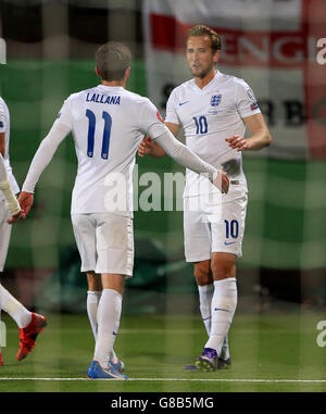 Der englische Harry Kane (rechts) feiert das zweite Tor seiner Mannschaft mit Mannschaftskollegen Adam Lallana während des UEFA-Europameisterschafts-Qualifikationsspiels im LFF-Stadion, Vilnius, Litauen. Stockfoto