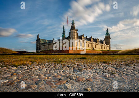 Schloss Kronborg in Helsingør, Dänemark in der Dämmerung zu sehen. Die Burg wurde zum UNESCO Weltkulturerbe-Liste im Jahr 2000 hinzugefügt Stockfoto