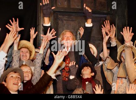 Pop-Legende Tommy Steele (Mitte), zusammen mit anderen Mitgliedern der Besetzung von Scrooge, markiert seine Rückkehr ins Londoner Palladium, um Ebenezer Scrooge in 'Scrooge' zu spielen, nachdem er mehr Auftritte (1767) als jede andere gespielt hat. Stockfoto