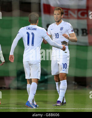 Fußball - UEFA-Europameisterschaft Qualifikation - Gruppe E - Litauen gegen England - LFF-Stadion. Der englische Harry Kane (rechts) feiert das zweite Tor seiner Mannschaft mit Teamkollege Adam Lallana Stockfoto