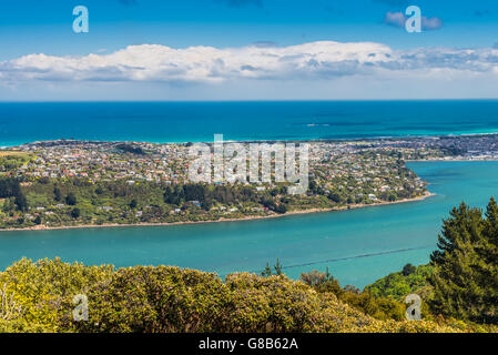 Blick in Richtung der Stadt, die Otago Harbour und dem Pazifischen Ozean vom Aussichtspunkt am Centennial Memorial auf Signal Hill Stockfoto