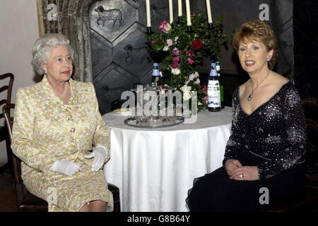 Die britische Königin Elizabeth II. Trifft die irische Präsidentin Mary McAleese bei einem Empfang zum 25. Jahrestag der Zusammenarbeit mit Irland, einem Projekt, das den Frieden auf der Insel Irland schaffen soll. Stockfoto