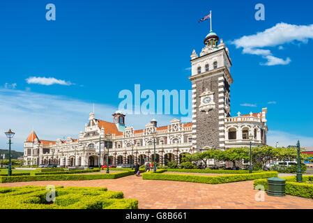 Dunedin Bahnhof an einem sonnigen Tag, erbaut 1906 im wiederbelebten flämischen Renaissance-Stil Stockfoto