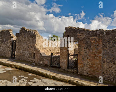 Alte Straße (Reg-I-Ins-IV) in die römische Stätte von Pompeji, Kampanien, Italien. Pompeji ist ein UNESCO-Weltkulturerbe. Stockfoto