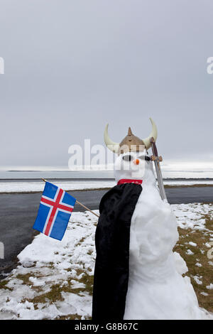 Schneemann, gekleidet wie ein Wikinger mit einem isländischen Flagge, Seltjarnarnesbær, Reykjavik, Island Stockfoto