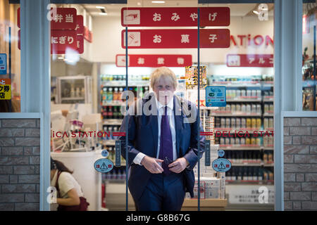 Bürgermeister von London Boris Johnson am Bahnhof Osaka in Japan, um einen Zug nach Nagoya zu nehmen, wo er den Autohersteller Toyota besuchte, um ihr neues Wasserstoffauto Mirai zu sehen. Stockfoto