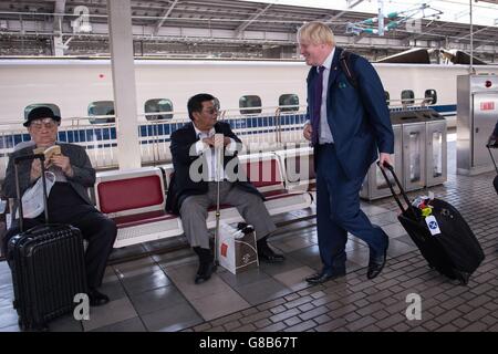 Bürgermeister von London Boris Johnson am Bahnhof Osaka in Japan, um einen Zug nach Nagoya zu nehmen, wo er den Autohersteller Toyota besuchte, um ihr neues Wasserstoffauto Mirai zu sehen. Stockfoto