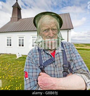 Porträt eines Mannes mit einem Kopf net, Strandakirkja Kirche, Halbinsel Reykjanes, Island Stockfoto