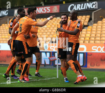 Benik Afobe (rechts) von Wolverhampton Wanderers feiert das zweite Tor seiner Mannschaft mit Jack Price (2. Rechts) und Danny Batth (links) während des Sky Bet Championship-Spiels in Molineux, Wolverhampton. Stockfoto