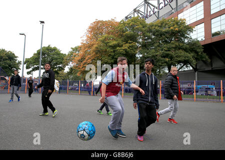 Fußball - Barclays Premier League - Aston Villa gegen Stoke City - Villa Park. Junge Aston Villa-Fans spielen vor dem Spiel der Barclays Premier League im Villa Park, Birmingham, Fußball. Stockfoto