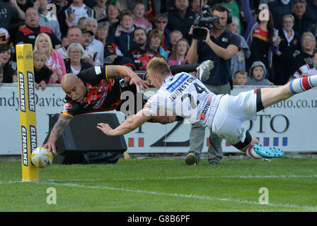 Bradford Bulls' Matty Blythe taucht ein, aber seine Bemühungen wurden während des Million Pound Game, Play-Off Final Matches in Belle Vue, Wakefield, nicht erlaubt. Stockfoto