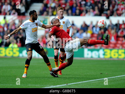 Fußball - Sky Bet Championship - Nottingham Forest gegen Hull City - The City Ground. Chris O'Grady aus Nottingham Forest und Ahmed Elmohamady aus Hull City (links) Stockfoto