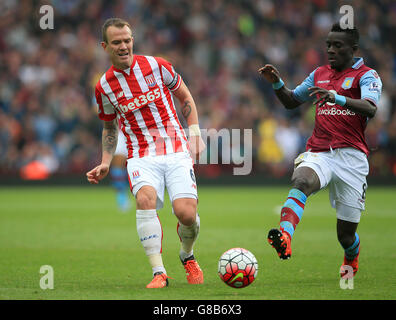 Idrissa Gueye von Aston Villa (rechts) und Glenn Whelan von Stoke City kämpfen während des Spiels der Barclays Premier League in Villa Park, Birmingham, um den Ball. Stockfoto