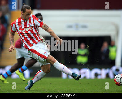 Marko Arnautovic von Stoke City erzielt beim Spiel der Barclays Premier League in Villa Park, Birmingham, das erste Tor seines Spielers. Stockfoto