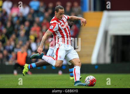 Marko Arnautovic von Stoke City erzielt beim Spiel der Barclays Premier League in Villa Park, Birmingham, das erste Tor seines Spielers. Stockfoto