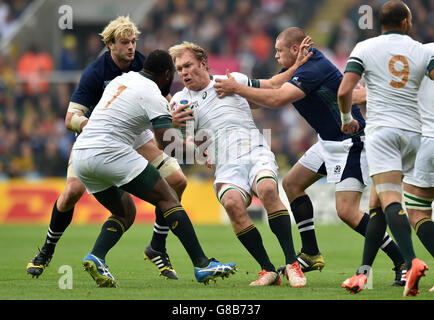 Der südafrikanische Schalk Burger (Mitte) wird von Richie Grey (links) und Gordon Reid (zweite rechts) während des WM-Spiels im St. James' Park, Newcastle, angegangen. Stockfoto