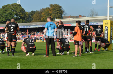 Rugby League - Millionen Pfund Spiel - Play-Off - Finale - Wakefield Trinity Wildcats gegen Bradford Bulls - Belle Vue. Bradford Bulls Spieler sind niedergeschlagen, nachdem sie das Million Pound Game, Play-Off Final Match im Belle Vue, Wakefield, verloren haben. Stockfoto