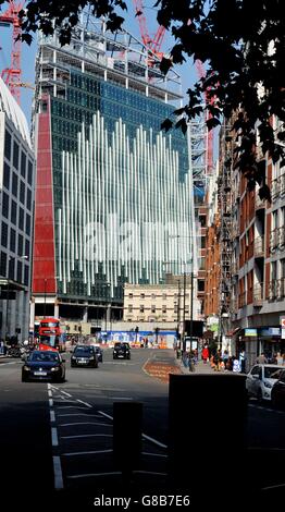 Die Herbstsonne reflektiert sich von der neu installierten Fassade des teilweise gebauten Victoria Circle, Wird über dem neuen Eingang zur Victoria Line gebaut, die neben dem Victoria Palace Theater gebaut wird und Teil der Victoria Station Upgrade im Zentrum von London ist und Wohnungen, Geschäfte und Restaurants beherbergen wird. Stockfoto