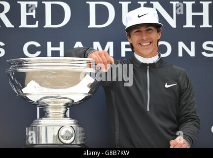 Thorbjorn Olesen mit dem Dunhill Cup nach dem Gewinn der Alfred Dunhill Links Championship auf dem Old Course, St Andrews. Stockfoto