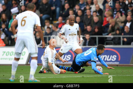 Jonjo Shelvey von Swansea City fouls DELE Alli von Tottenham Hotspur (rechts), was zu einem Freistoß führt, von dem Christian Eriksen während des Barclays Premier League-Spiels im Liberty Stadium in Swansea punktet. Stockfoto