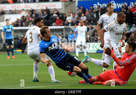 Tottenham Hotspur's Harry Kane (links) hat seinen Schuss von Swansea City Torwart Lukasz Fabianski während des Barclays Premier League Spiels im Liberty Stadium, Swansea, gerettet. DRÜCKEN Sie VERBANDSFOTO. Bilddatum: Sonntag, 4. Oktober 2015. Siehe PA Geschichte FUSSBALL Swansea. Bildnachweis sollte lauten: Nick Potts/PA Wire. Online-in-Match-Nutzung auf 45 Bilder beschränkt, keine Videoemulation. Keine Verwendung bei Wetten, Spielen oder Veröffentlichungen für einzelne Vereine/Vereine/Vereine/Spieler. Stockfoto