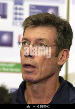 Cricket - Australische Pressekonferenz - Ashford International Hotel. John Buchanan, Trainer der australischen Cricket-Nationalmannschaft, spricht während einer Pressekonferenz mit den Medien. Stockfoto