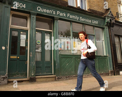 Das Gebäude der Queen's Family Services, in dem am Freitag eine scheinbare „Entführung“ des Babys stattfand. Spezialbeamte wurden eingezogen, um bei der Suche nach einem Baby zu helfen, das offenbar entführt wurde, nachdem es auf der Straße verlassen wurde, teilte die Polizei heute mit. Das neugeborene Baby wurde am Freitagmorgen auf einem Autositz außerhalb der Sozialämter im Queen's Park, West London, zurückgelassen. Ein 14-jähriges Mädchen entdeckte das Kleinkind, aber bevor sie den Alarm auslösen konnte, fuhr eine Frau in einem Auto und äußerte sich besorgt über sein Wohlergehen. Der Teenager sagte der Polizei, dass, als sie sagte, das Baby sei nicht ihr, die geheimnisvolle Frau geladen Stockfoto