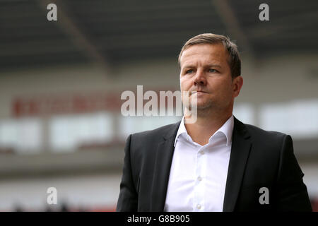 Soccer - Sky Bet League One - Blackpool / Swindon Town - Bloomfield Road. Der Manager von Swindon Town, Mark Cooper, steht an der Touchline. Stockfoto