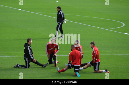 Gareth Bale von Wales (zweite links), Aaron Ramsey (Mitte), Ben Davies (rechts) und Jazz Richards wärmen sich auf, während Manager Chris Coleman (Hintergrund) während einer Trainingseinheit im Vale Resort, Glamorgan, darauf blickt. Stockfoto