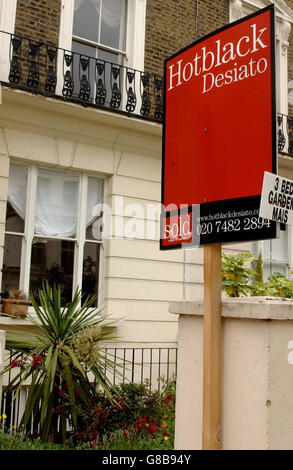 700,000. Das Anwesen ist eine zweistöckige Erdgeschoss- und Kellerwohnung in der exklusiven Gegend von Primrose Hill, wo Stars wie Jude Law, Kate Moss und Sadie Frost zu Hause sind. Das Hotel mit drei Schlafzimmern und zwei Badezimmern ist weit entfernt von der typischen Wahrnehmung einer wohngemeinschaft und ist voller zeitlicher Merkmale wie Kamine, Fensterläden und Gesimsen. Es befindet sich in einer Reihe von antiken Terrassenhäusern in der Gloucester Avenue, NW1, und verfügt über eine exklusive Nutzung eines nach Süden ausgerichteten Gartens. Stockfoto