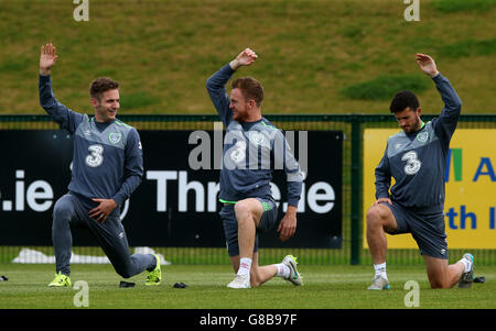 Spieler der Republik Irland (von links nach rechts) Kevin Doyle, Alex Pearce und Shane Long während einer Trainingseinheit im Gannon Park, Dublin. Stockfoto