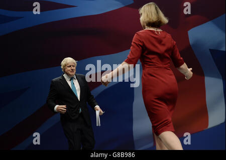 Boris Johnson, Abgeordneter von Uxbridge, wird von Tania Mathias, der Abgeordneten der Twickenham, während der Konferenz der Konservativen Partei in Manchester Central vorgestellt. Stockfoto