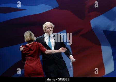 Boris Johnson, Abgeordneter von Uxbridge, wird von Tania Mathias, der Abgeordneten der Twickenham, während der Konferenz der Konservativen Partei in Manchester Central vorgestellt. Stockfoto