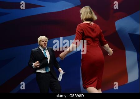 Boris Johnson, Abgeordneter von Uxbridge, wird von Tania Mathias, der Abgeordneten der Twickenham, während der Konferenz der Konservativen Partei in Manchester Central vorgestellt. Stockfoto