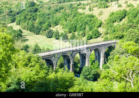 Der Grabstein-Viadukt über Monsal Dale gesehen von Monsal Kopf, Derbyshire, Peak District, England, UK Stockfoto