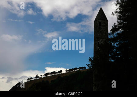 Rundturm in Glendalough Wicklow Irland angesehen im Abendlicht Stockfoto