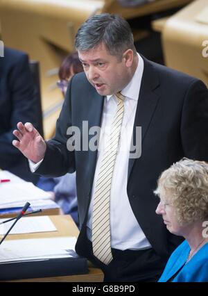 Lord Advocate Frank Mulholland beantwortet eine Frage im schottischen Parlament in Edinburgh. Stockfoto