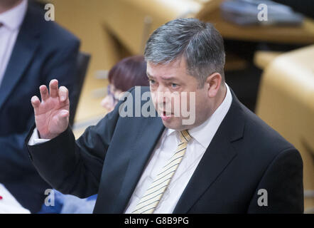 Lord Advocate Frank Mulholland beantwortet eine Frage im schottischen Parlament in Edinburgh. Stockfoto