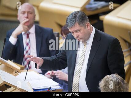 Lord Advocate Frank Mulholland beantwortet eine Frage im schottischen Parlament in Edinburgh. Stockfoto