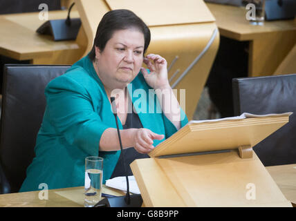 Jackie Baillie, Sprecherin des öffentlichen Arbeitsdienstes, bevor sie Lord Advocate Frank Mulholland im schottischen Parlament in Edinburgh eine Frage stellte. Stockfoto